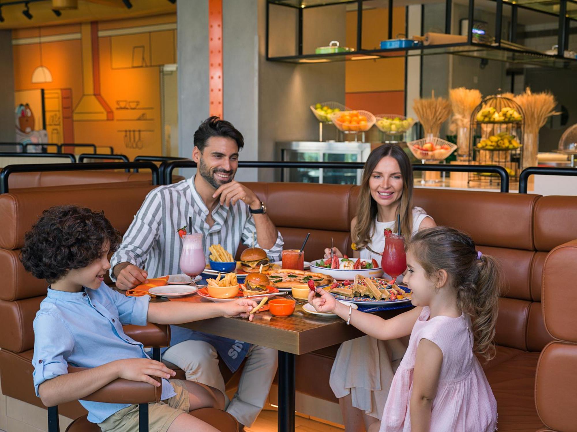 The Wb Abu Dhabi, Curio Collection By Hilton Hotel Exterior photo Family dining at a restaurant