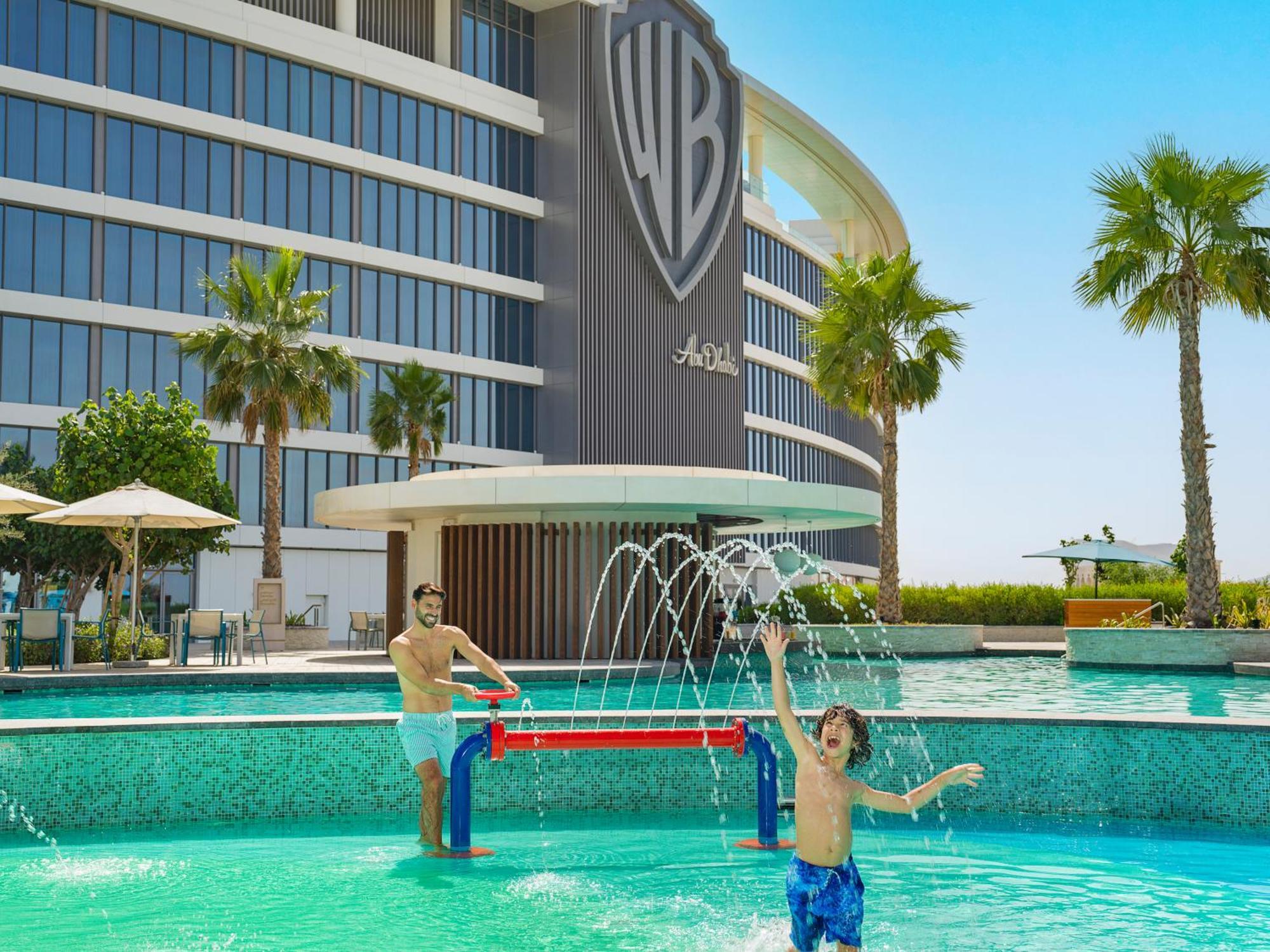 The Wb Abu Dhabi, Curio Collection By Hilton Hotel Exterior photo The hotel's pool