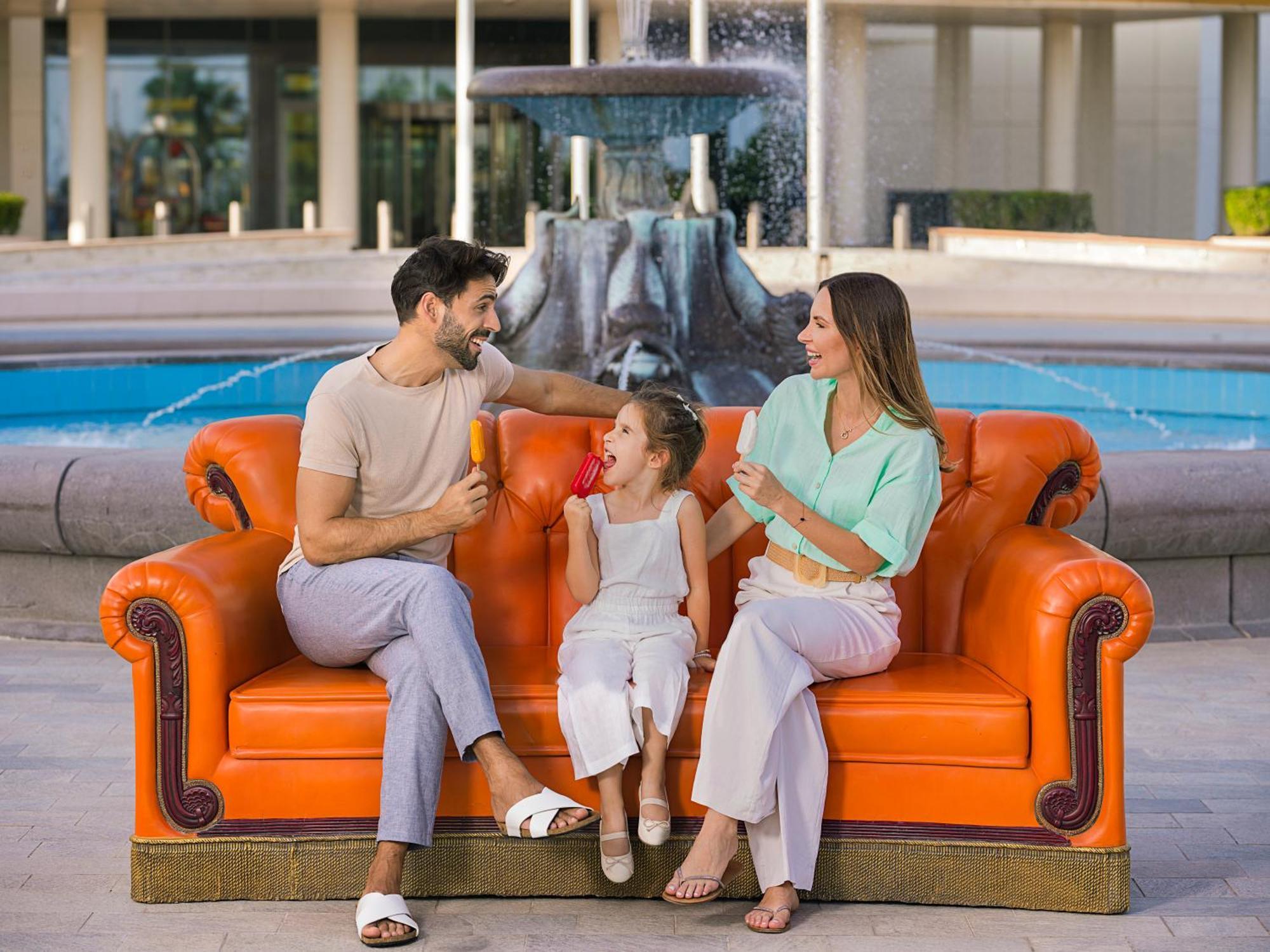 The Wb Abu Dhabi, Curio Collection By Hilton Hotel Exterior photo Family at the resort
