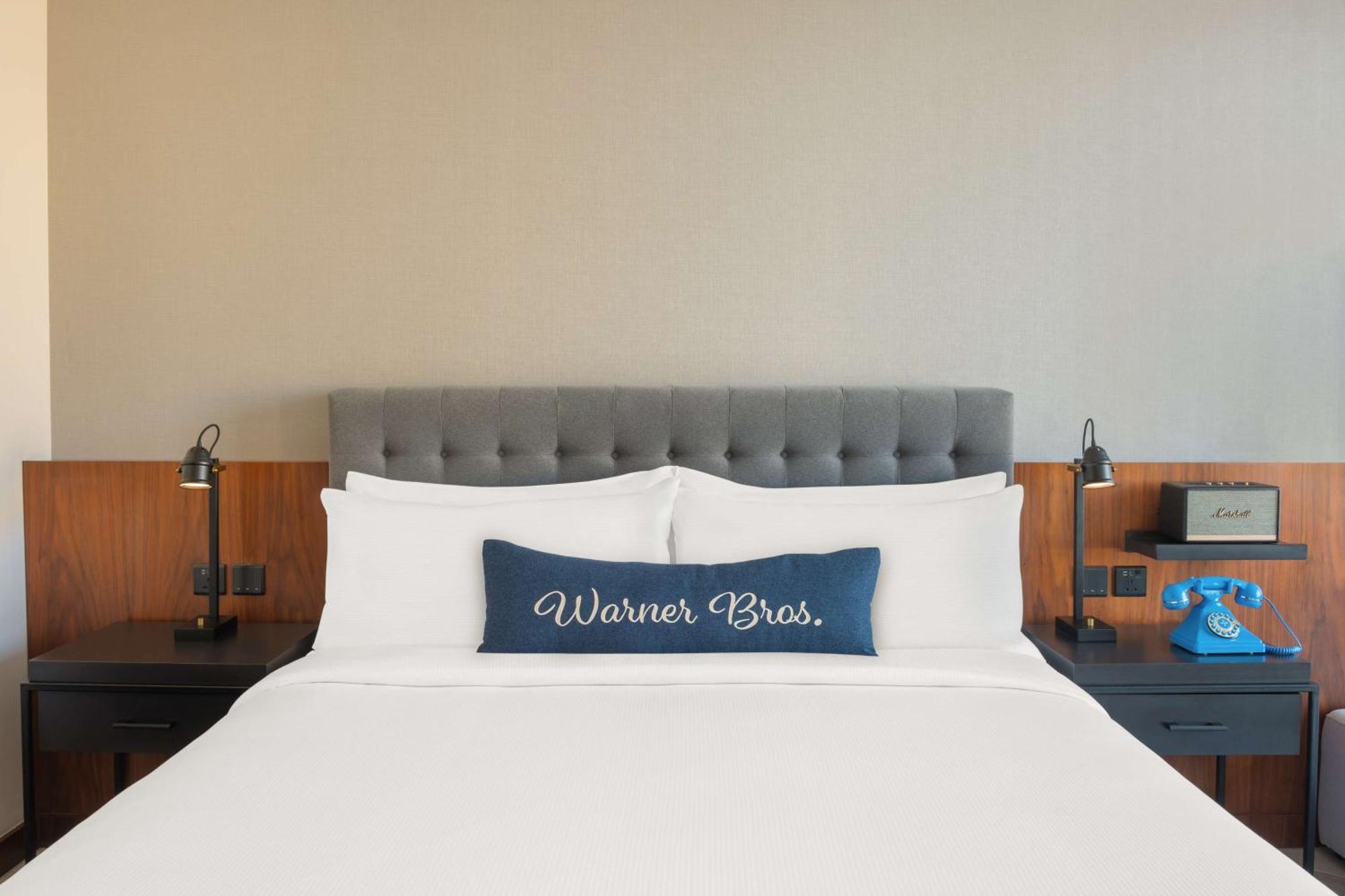 The Wb Abu Dhabi, Curio Collection By Hilton Hotel Exterior photo Warner Bros. Studio Hotel