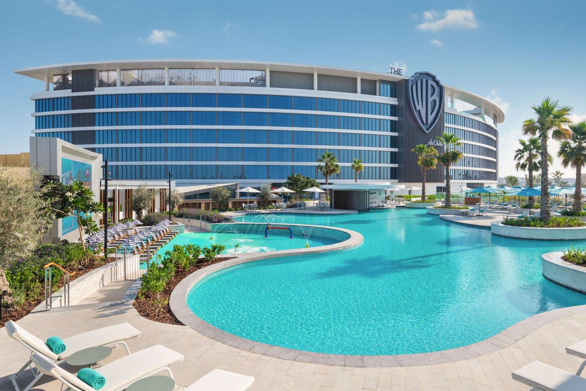 The Wb Abu Dhabi, Curio Collection By Hilton Hotel Exterior photo The hotel's pool